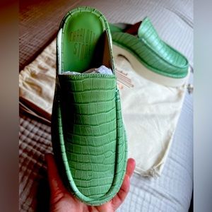 Charlotte Stone Duncan size 7 in light green alligator print